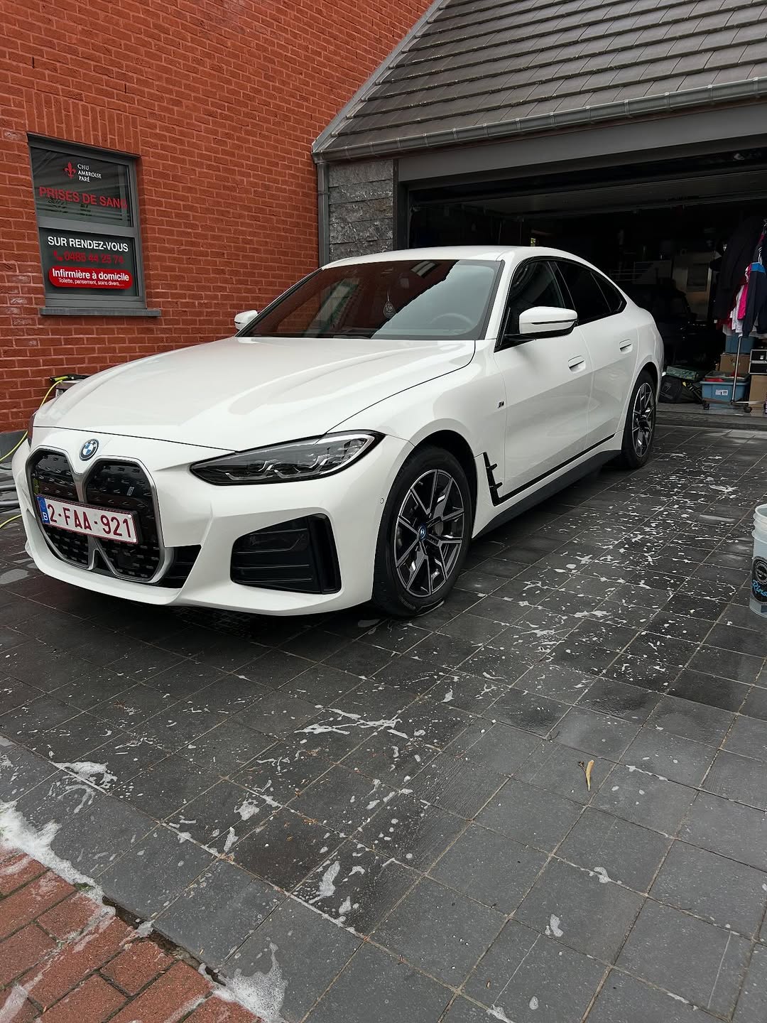 Detailing BMW Série 4 blanche vue avant Belgique