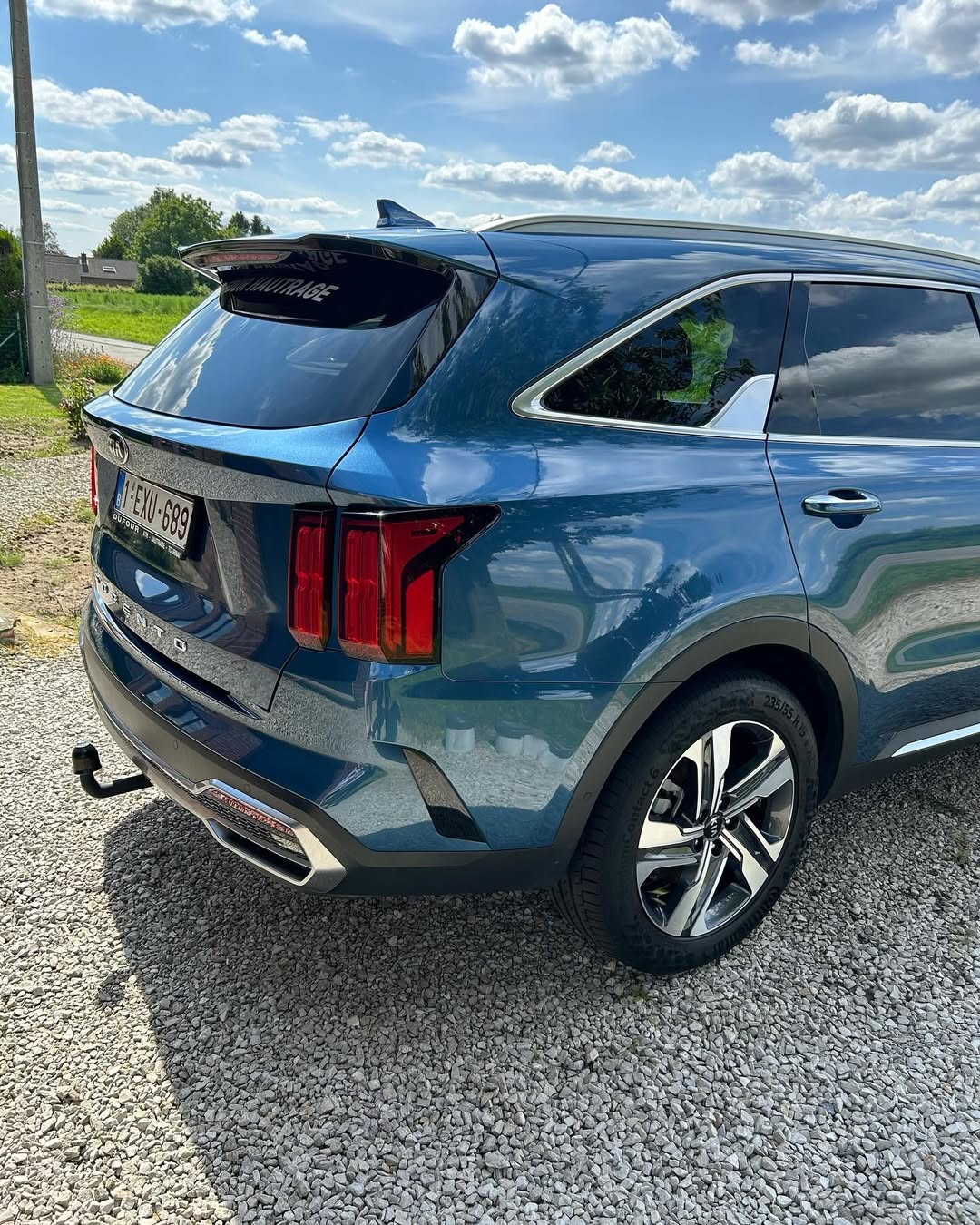 Detailing Kia Sorento bleu vue arrière Belgique