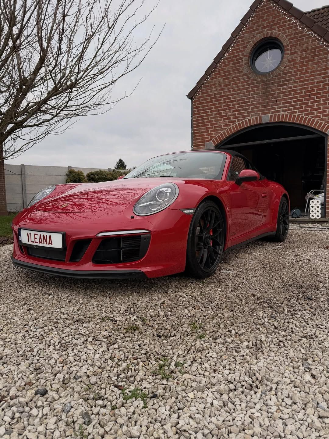Detailing Porsche 911 Carrera 4 GTS rouge Belgique
