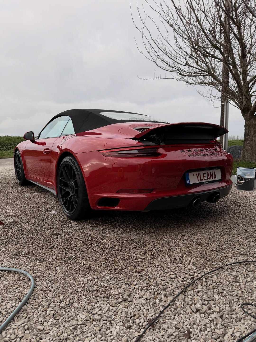 Detailing Porsche 911 GTS rouge vue arrière Belgique