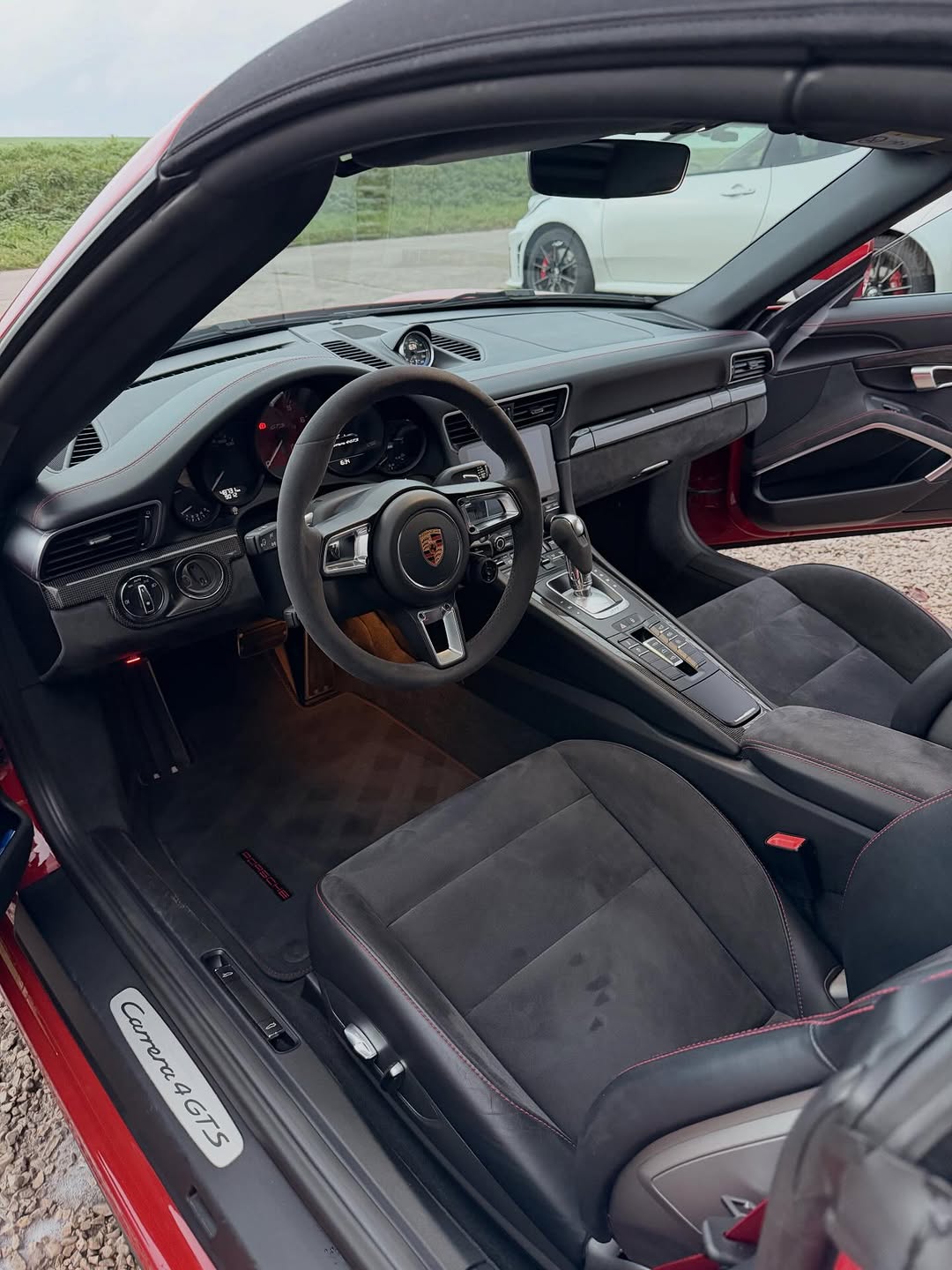 Detailing intérieur Porsche 911 GTS rouge Belgique