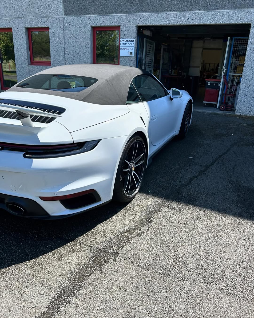 Detailing Porsche 911 Turbo S blanche vue arrière Belgique
