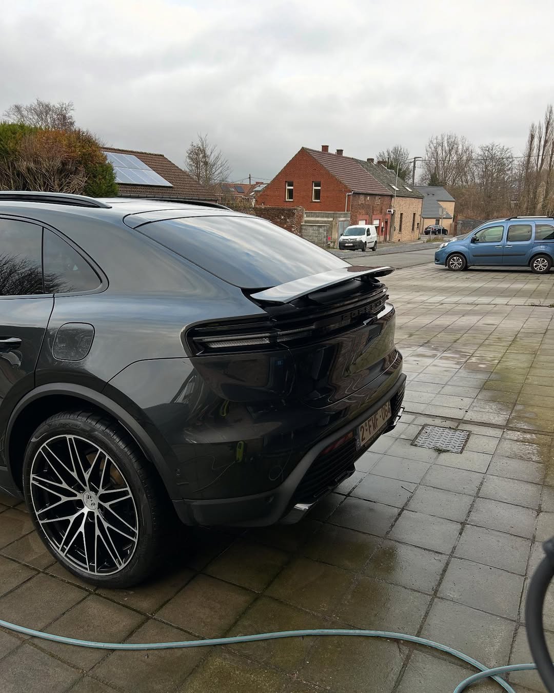 Detailing Porsche Cayenne gris vue arrière Belgique
