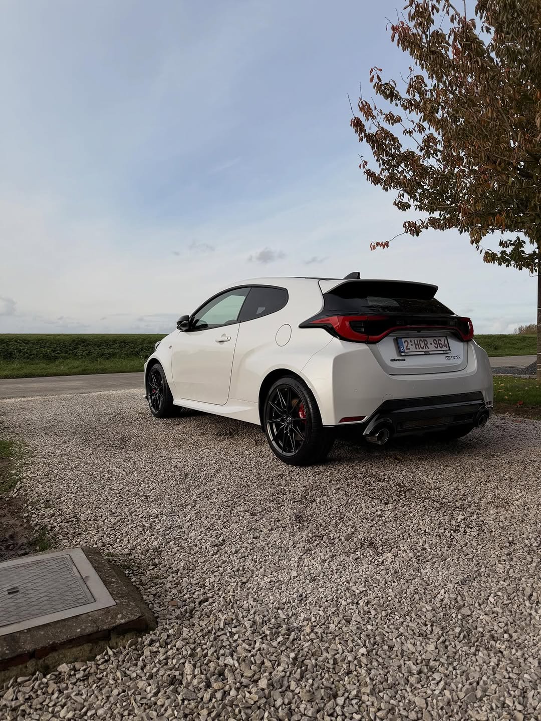 Detailing Toyota GR Yaris blanche vue arrière Belgique